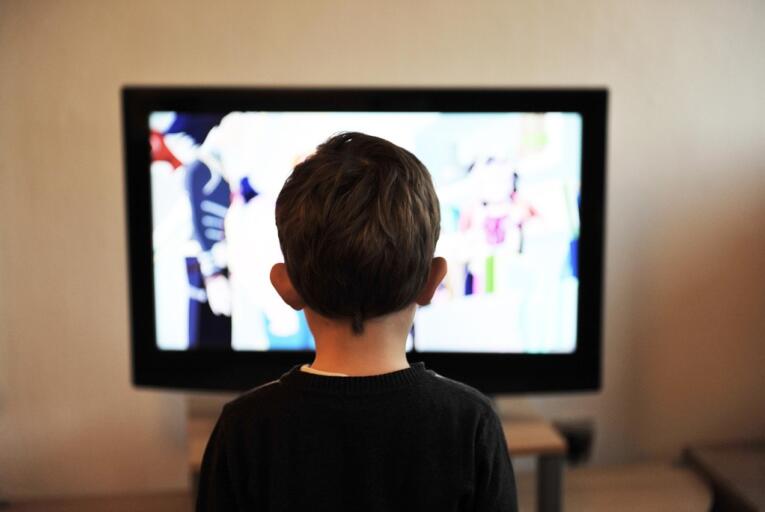 anno nuovo, figli, tv, bambino, televisione, casa, le persone, ragazzo, famiglia, giovane, guardando, stile di vita, tecnologia, controllo, vita, seduta, camera